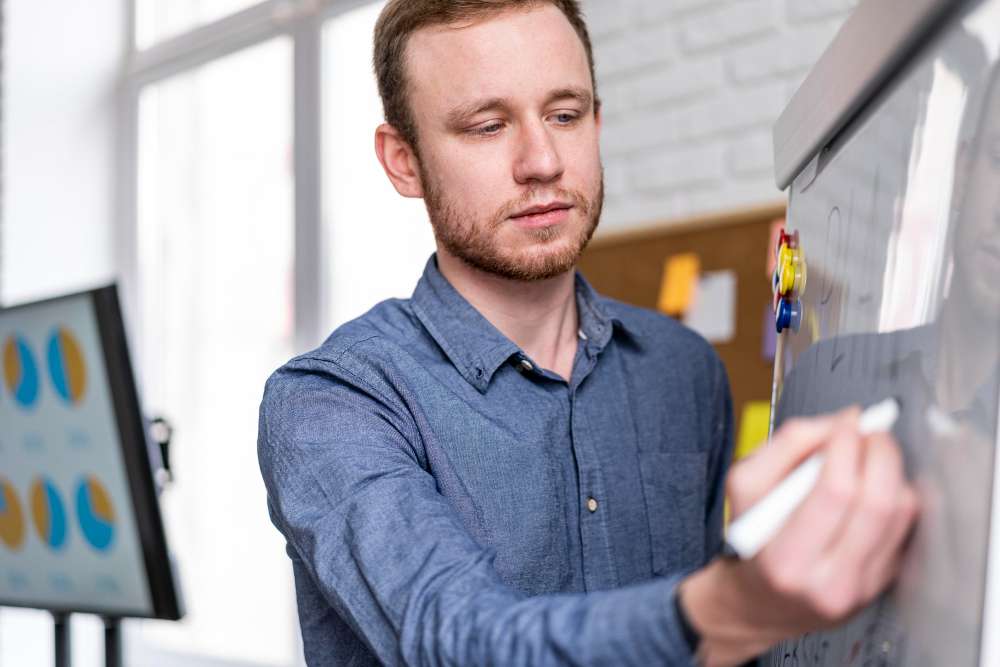 découvrez le rôle essentiel du lead developer et les compétences clés requises pour diriger efficacement une équipe de développement logiciel.