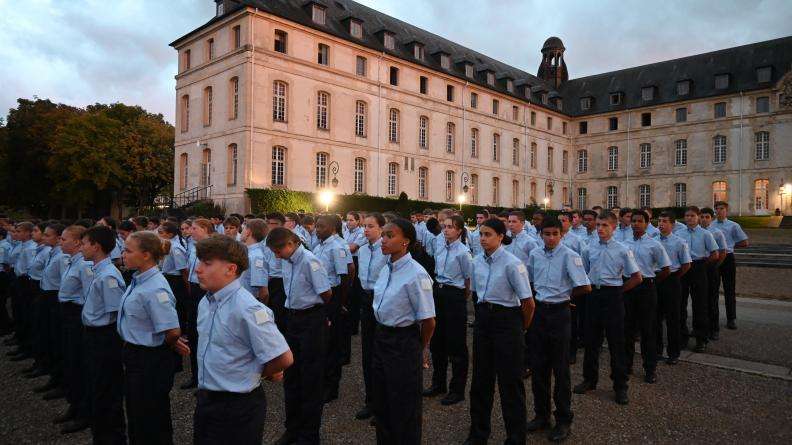 découvrez les salaires officiels des officiers de l'armée de terre pour l'année , avec une analyse détaillée des rémunérations selon les grades et les responsabilités.
