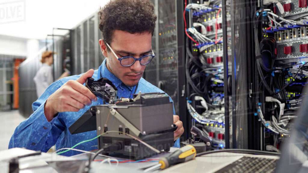 technicien de maintenance informatique spécialisé dans le diagnostic, la réparation et la gestion des systèmes it pour assurer un fonctionnement optimal des infrastructures technologiques.