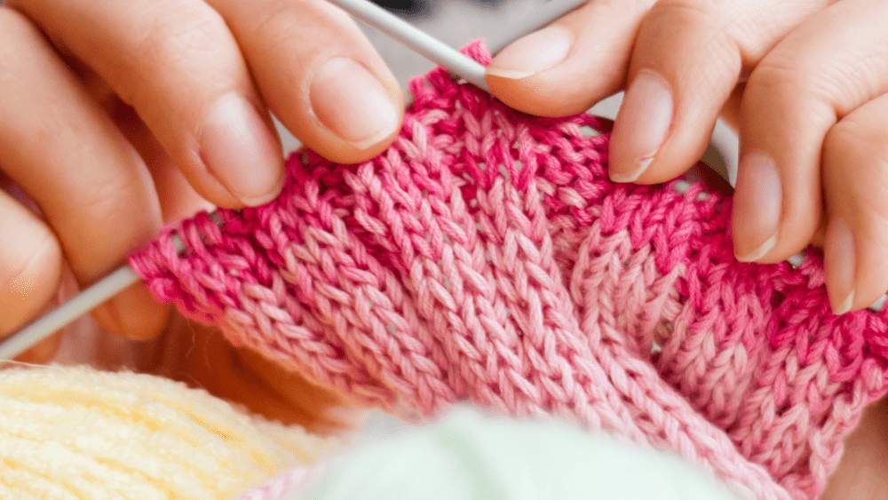 découvrez l'art du tricot : techniques, astuces et modèles pour créer vos propres vêtements et accessoires en laine.